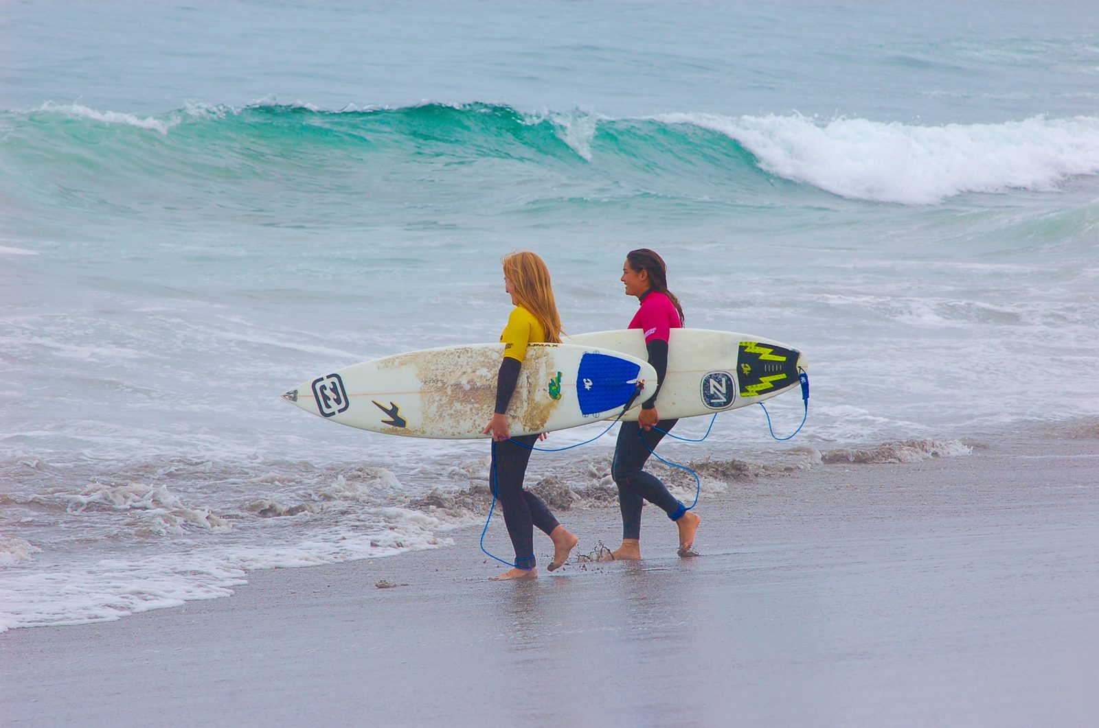 Surf en la costa de La Higuera